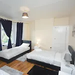Cheerful 3 Bedroom Home In Greater London