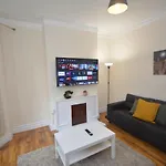 Cheerful 3 Bedroom Home In Greater London